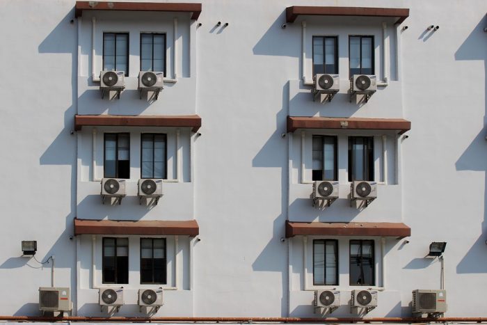 frente edificio con aire acondicionado