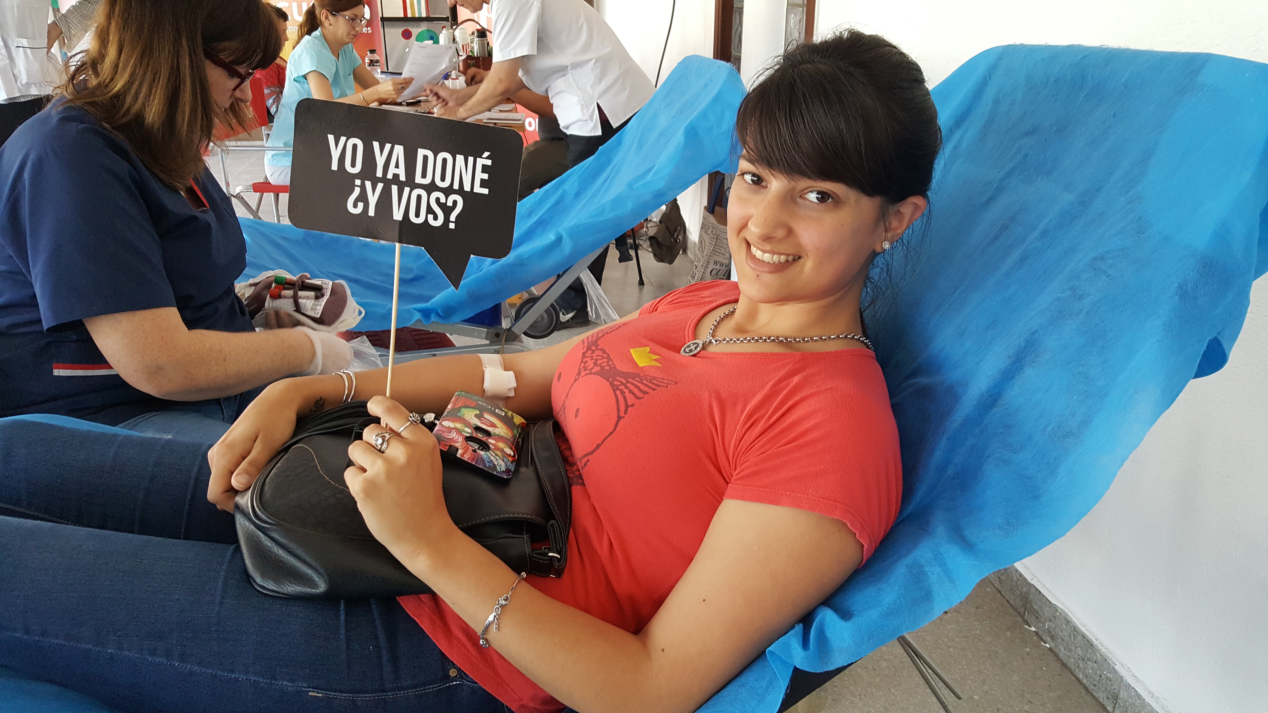 Mujer joven donando sangre en club union