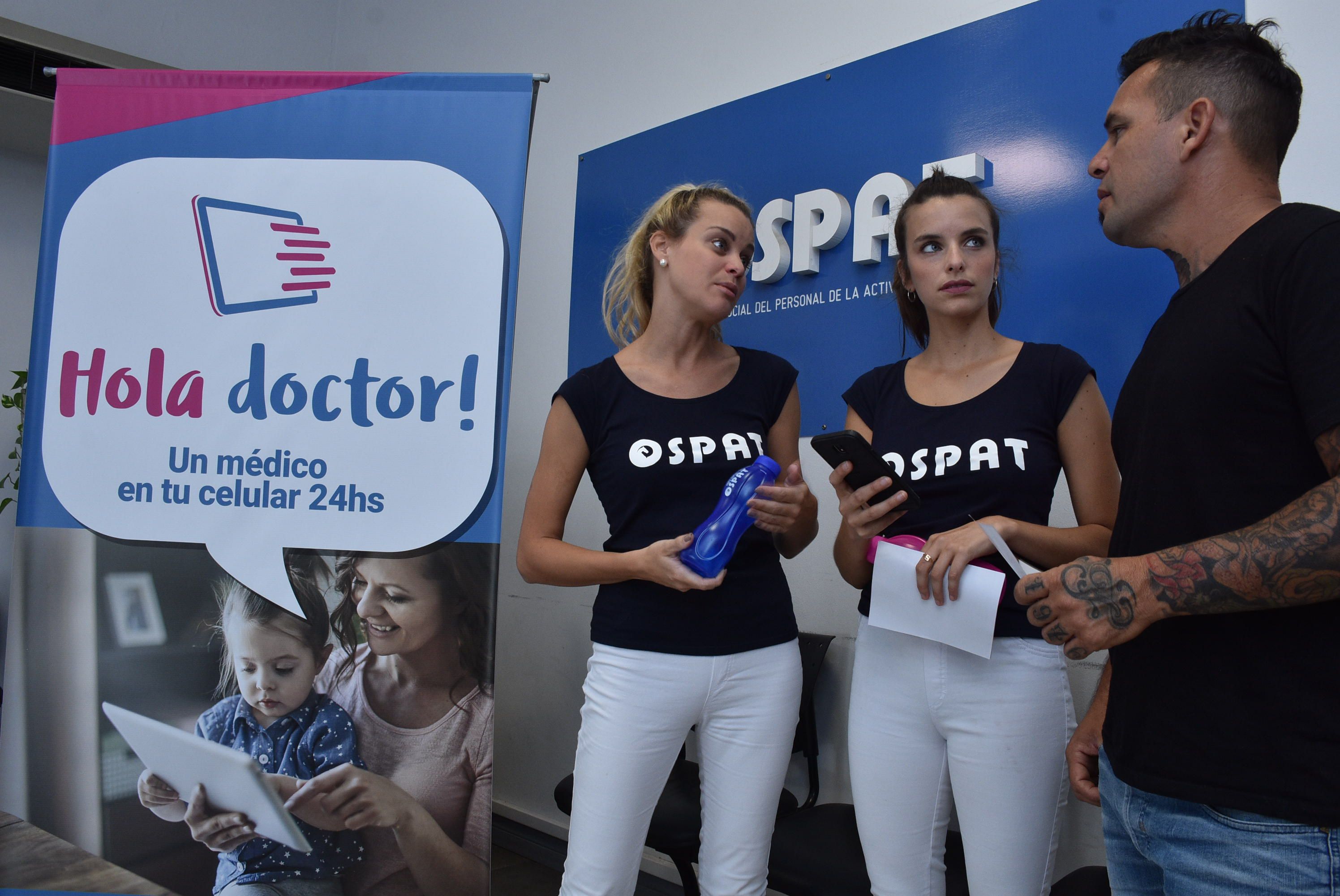 Promotoras Hola Doctor en oficina de OSPAT