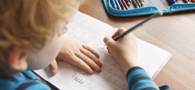 niño escribiendo