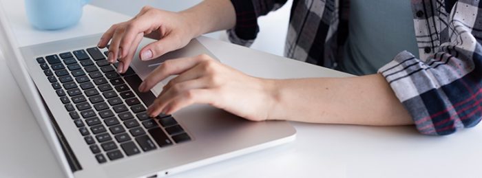 manos mujer usando computadora