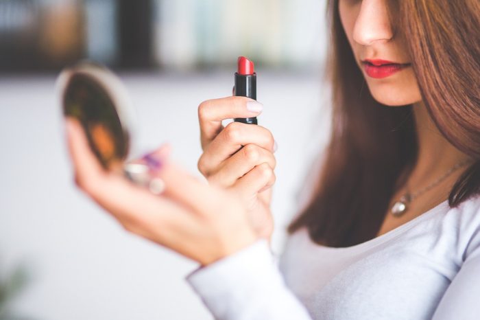 mujer se pinta los labios