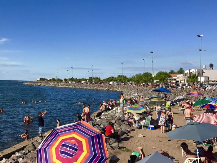 Muchas personas en Mar Chiquita, Córdoba