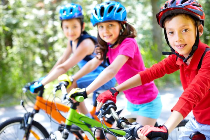 grupo de niños en bicicleta