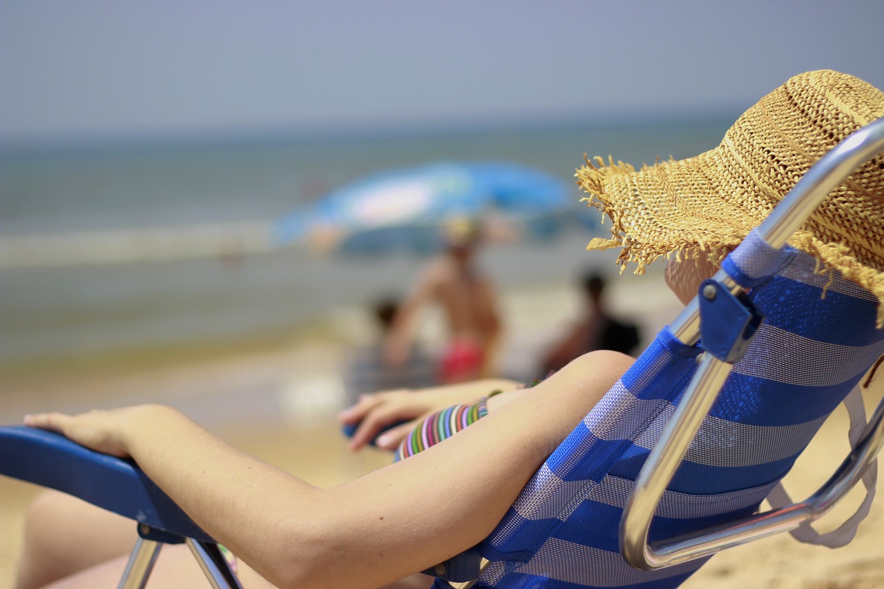 chica al sol con sombrero