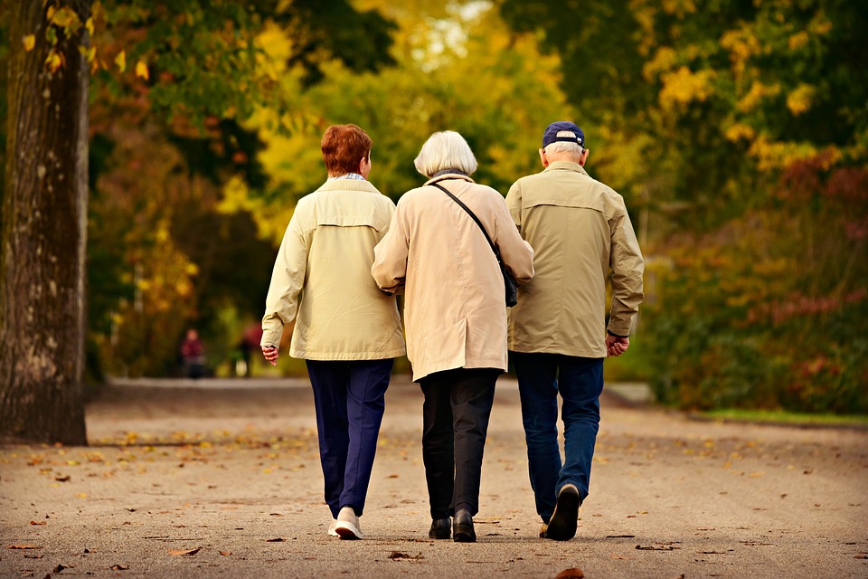 tres adultos mayores caminando
