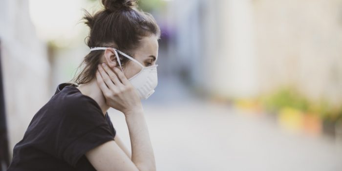 mujer con barbijo coronavirus