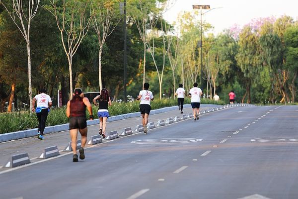 gente corriendo en cuarentena