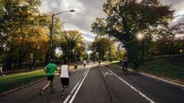 personas corriendo durante pandemia