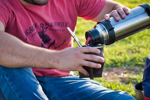 hombre cebando mate caliente puede producir cáncer