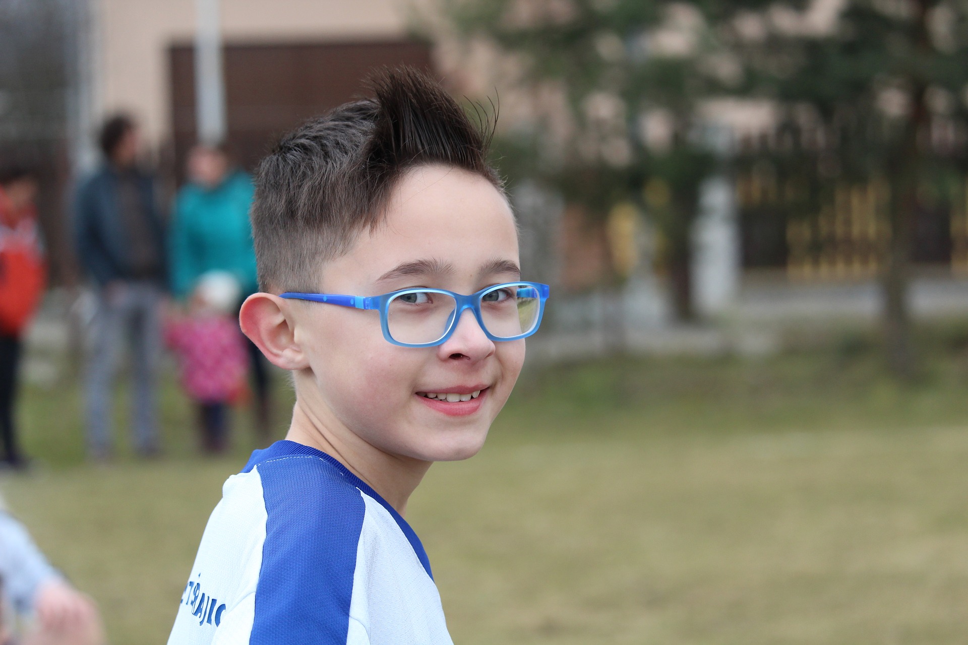 niño con anteojos miopía