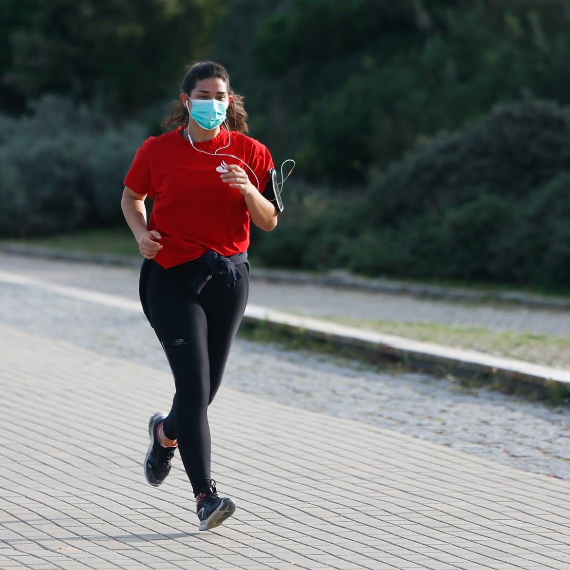 mujer corriendo con barbijo