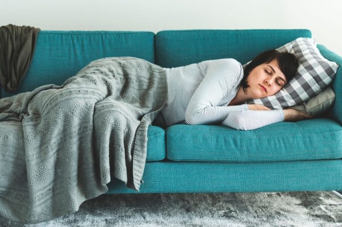 Mujer duerme en sofa