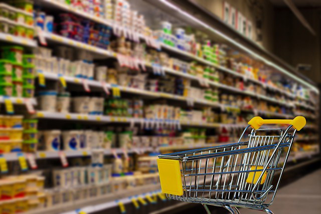 gondola de supermercado y carrito de compras