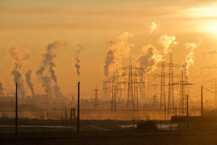 Chimeneas con humo en un día caluroso