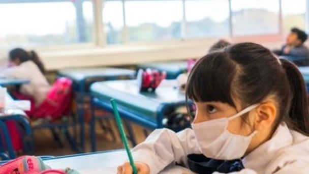 niña en la escuela con barbijo