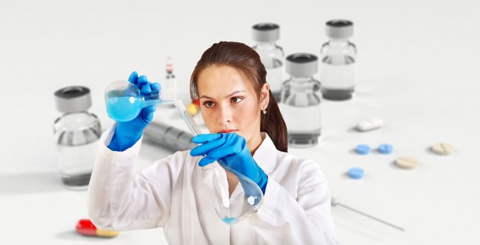 mujer científica en laboratorio