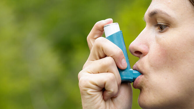 mujer asmática con inhalador