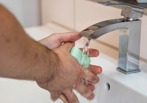 Lavado de manos con agua y jabón