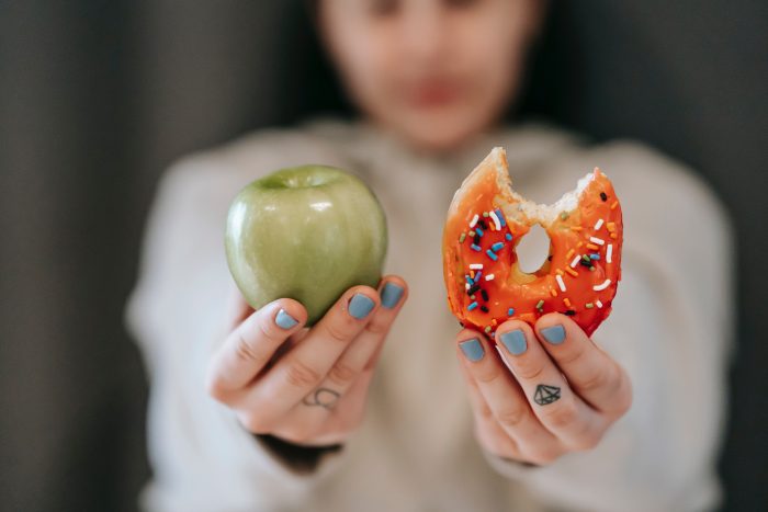 una manzana verde y una donna