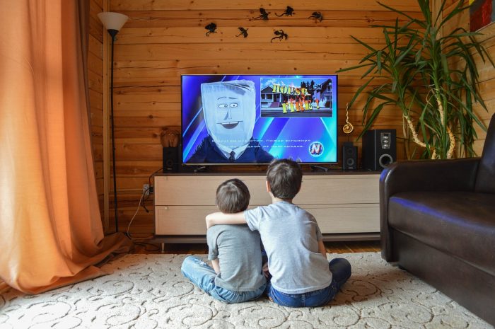 niños mirando televisión