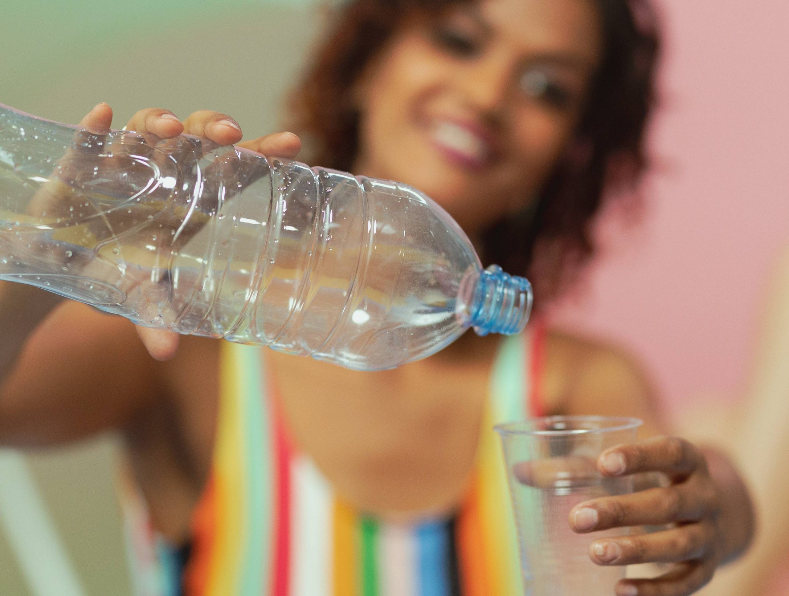 agua envasada riesgos para la salud y problemas para el ambiente