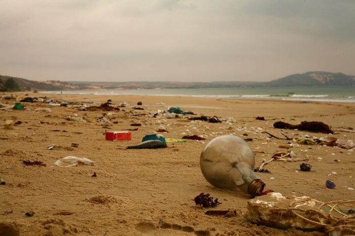 playa contaminada con residuos