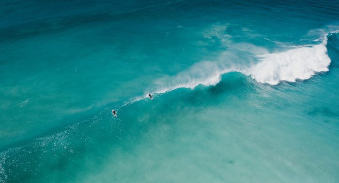 Mar con surfers