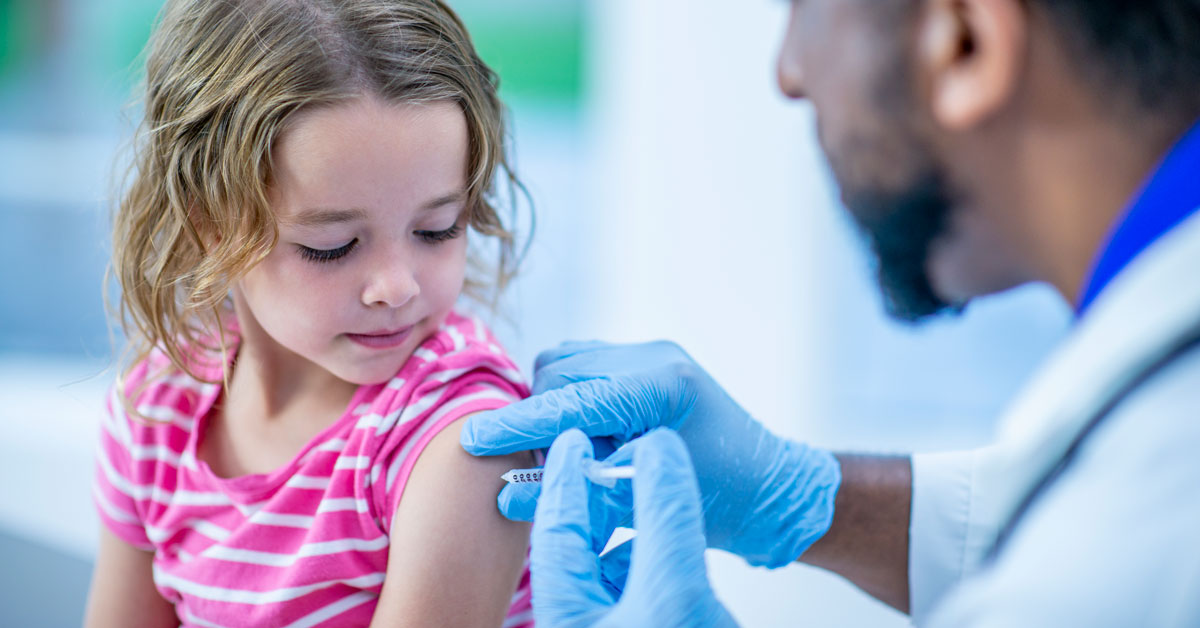vacunación a una niña