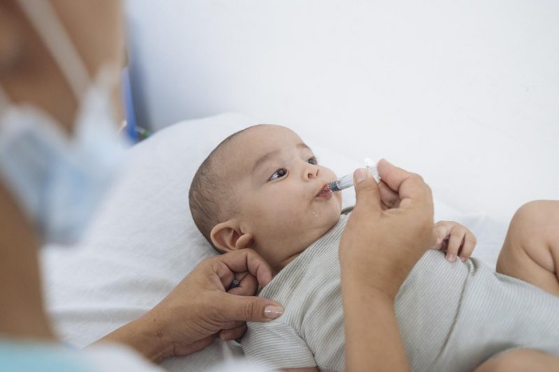 vacuna contra la polio a un bebé