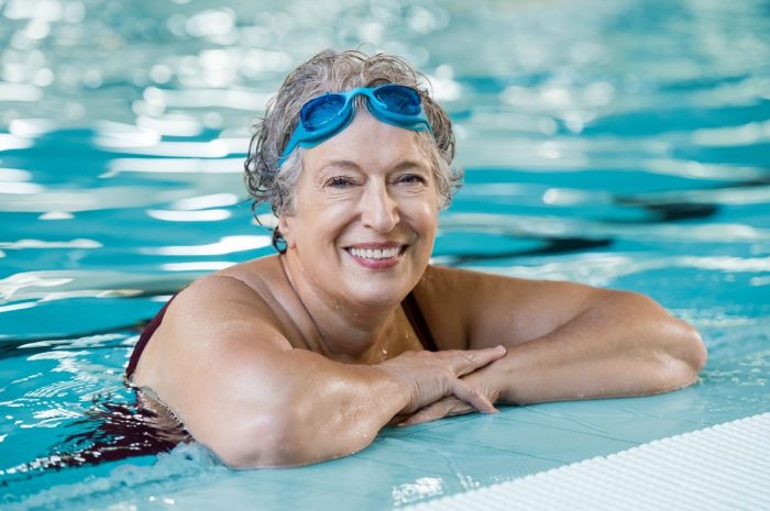 beneficios de la natación en personas mayores