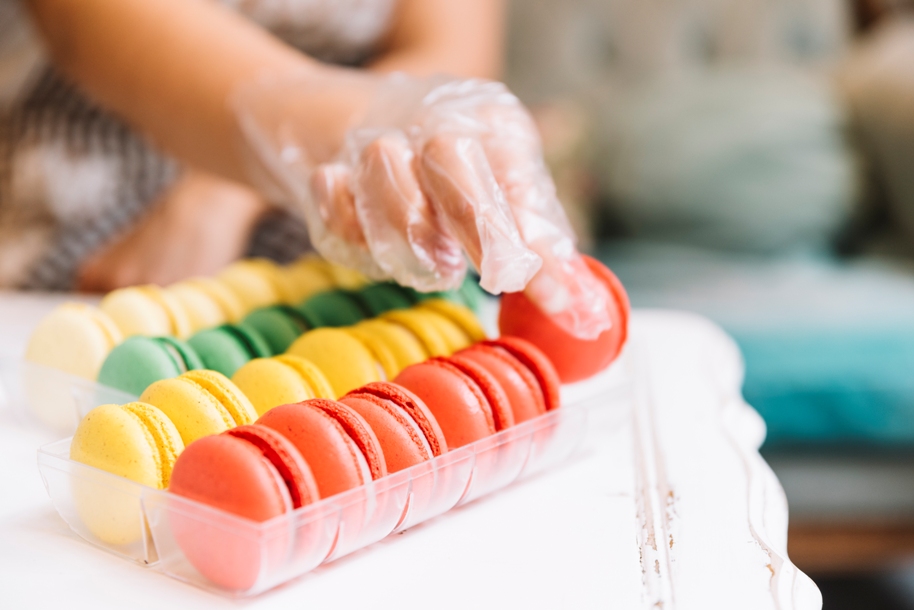 https://www.ospat.com.ar/wp-content/uploads/2023/05/mano-cogiendo-macaron-colorido.jpg