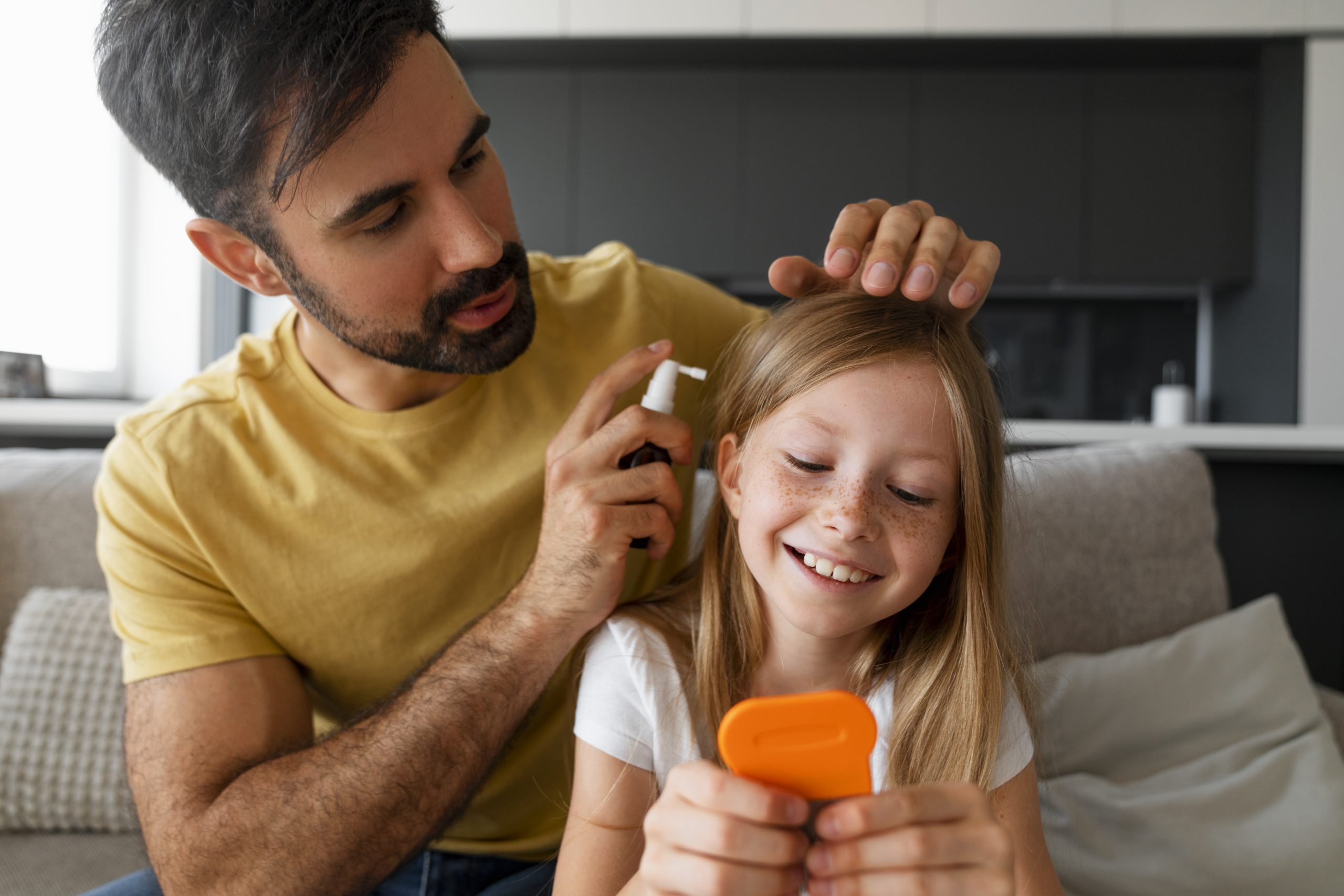 Niña con pediculosis